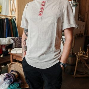 Льняная рубашка с коротким рукавом и вышивкой