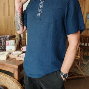 Темно-синяя мужская льняная рубашка с вышивкой