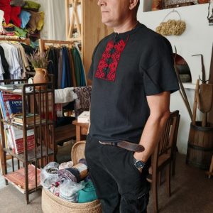 Черная мужская льняная рубашка с красной вышивкой